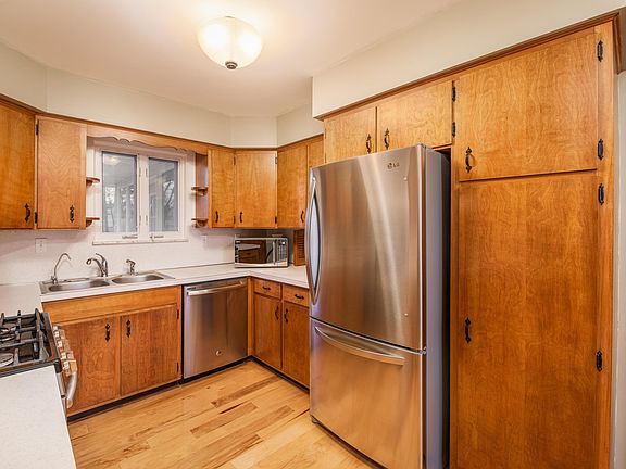 3rd image of 1049 Sherwood Ave