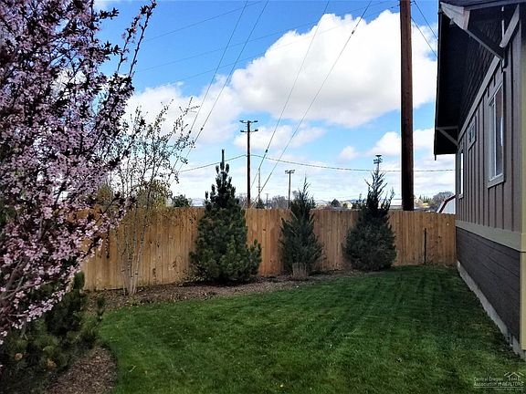 4th image of 675 NW Nelson Ct