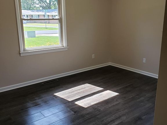 4th image of 310 Susan Ln