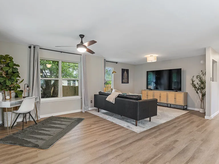 977 N Main St — Photo 11