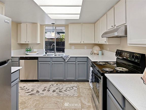 4th image of 647 NE Redbud Ln