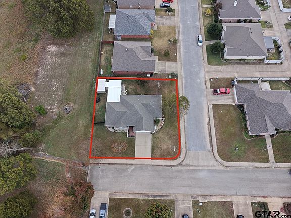 3rd image of 1724 Heritage Dr