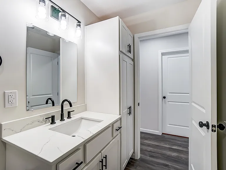 1432 W Elm St — Photo 16