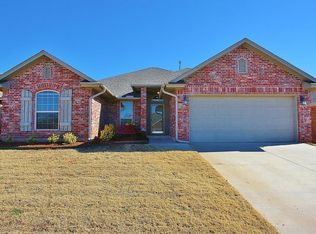 9004 Shady Grove Rd, Moore, OK 73160