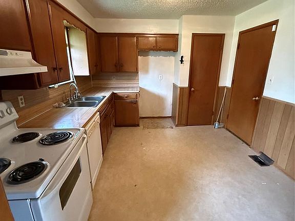 5th image of 801 Lotus Ave