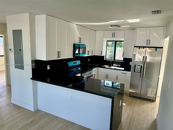 4th image of 1584 NE 31st St #1584