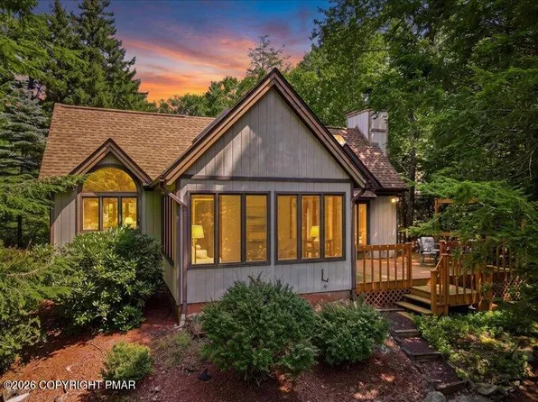2208 Hillcrest Dr, Pocono Pines, PA 18350