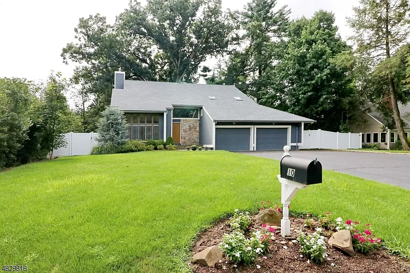 10 Beechwood Dr photo 1