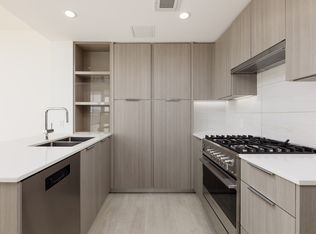 1471 Hunter St #703, North Vancouver, BC V7J1H3