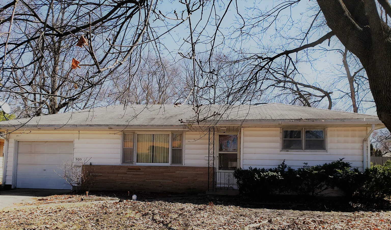900 Eastview Dr photo 1
