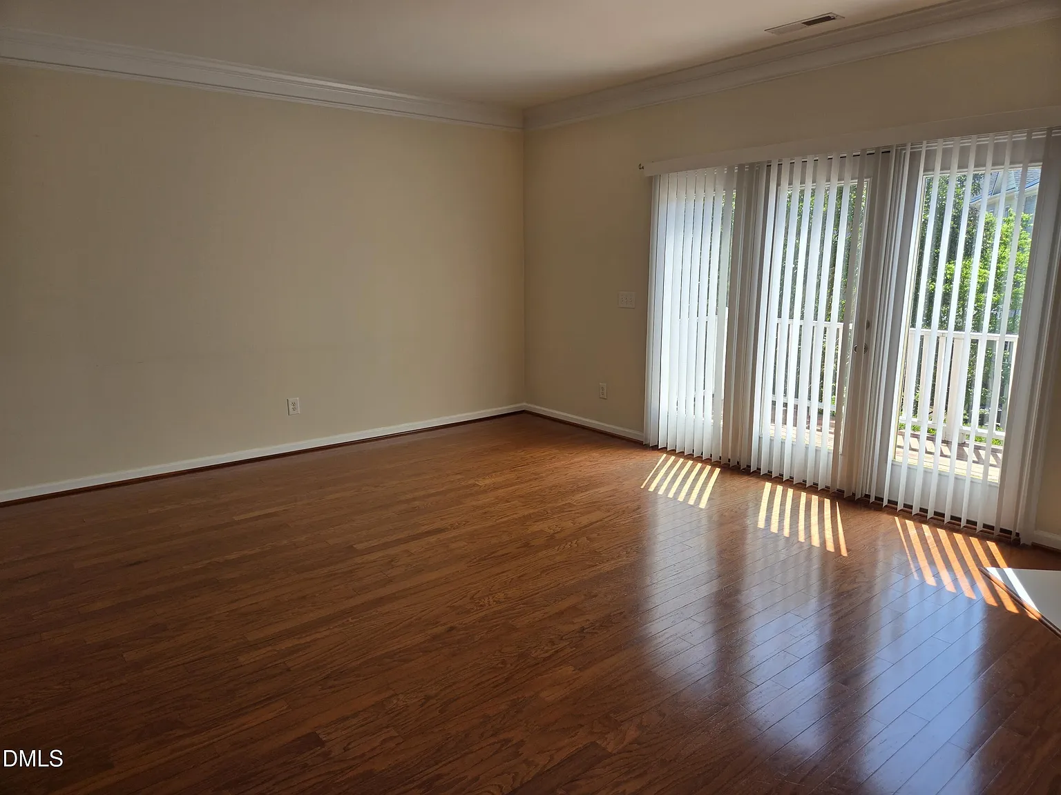 3 bed, 3.5 bath, 1800 sqft, $2,049 — Photo 4