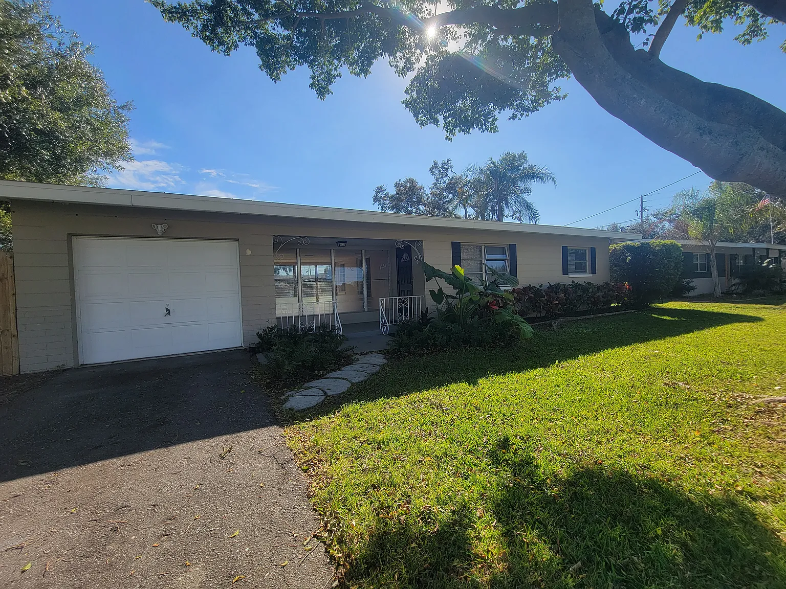 2 bed, 928 sqft, $2,100 — Photo 1