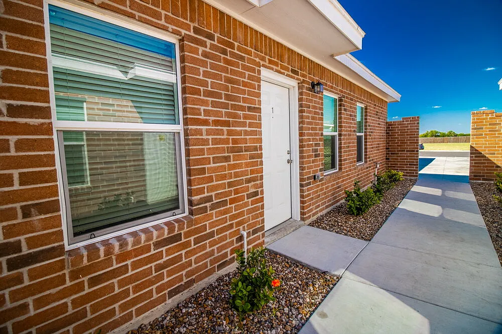 3 bed, 2.0 bath, 1000 sqft, $899 — Photo 2