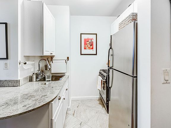 5th image of 1 Wall Street Ct APT 1306