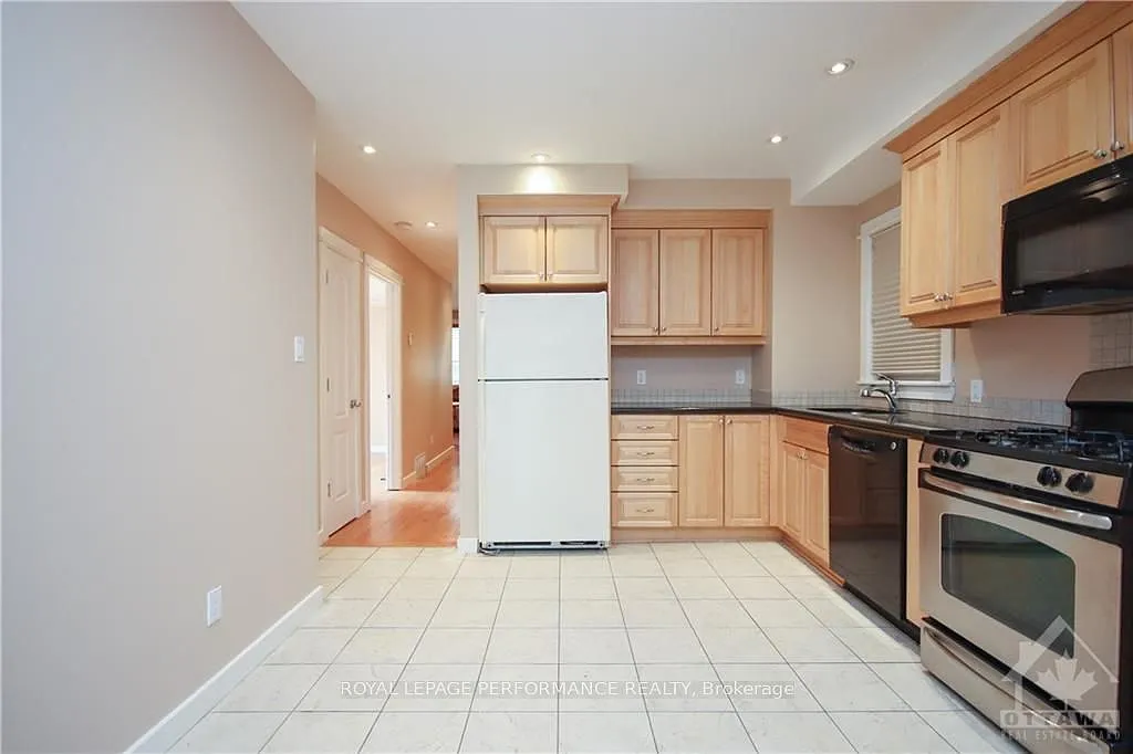3 bed, $2,700 — Photo 2