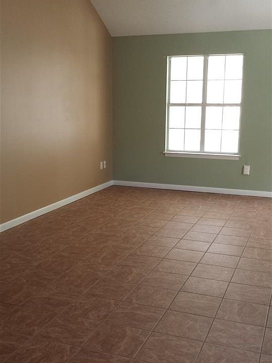 2nd image of 2221 Estate Cir