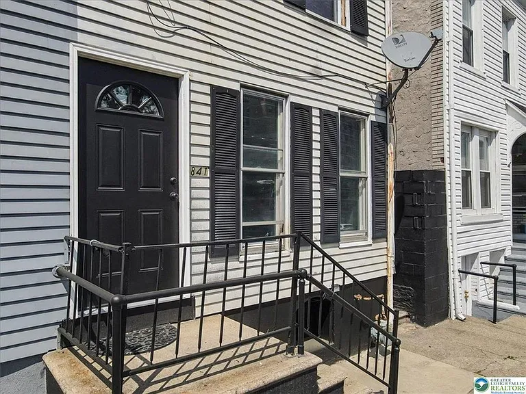 841 Jackson St — Photo 3