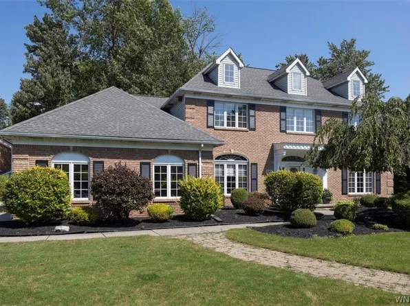 208 Viscount Dr, Williamsville, NY 14221