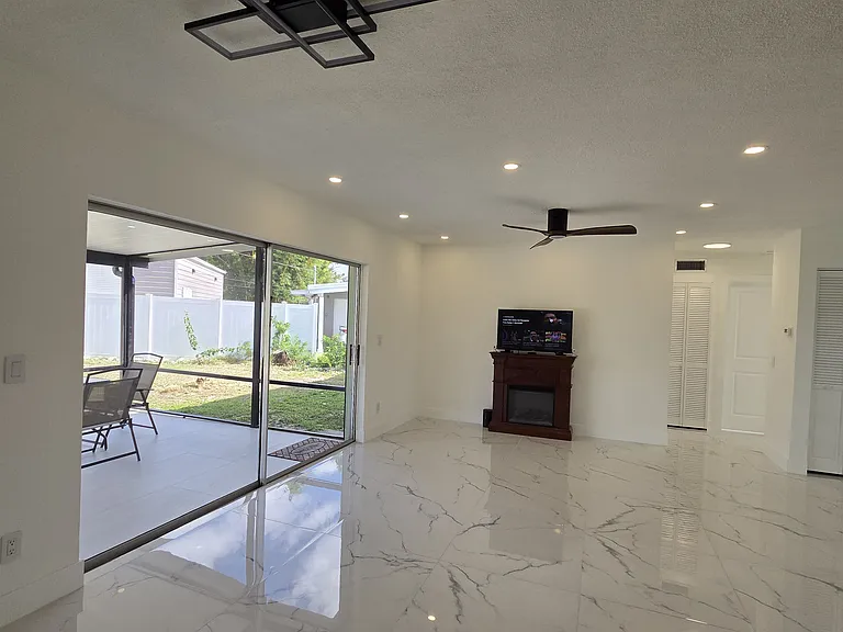 305 SE Airoso Blvd — Photo 28