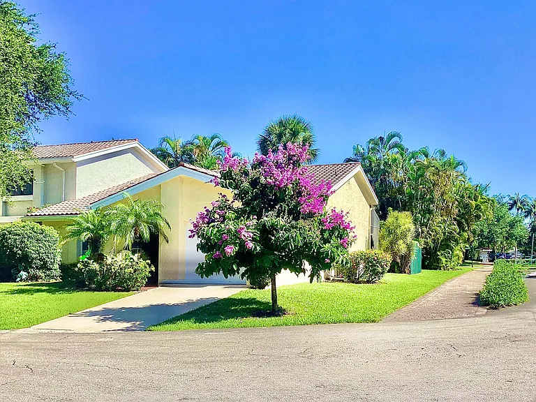 6105 Via Laguna Ln — Photo 4