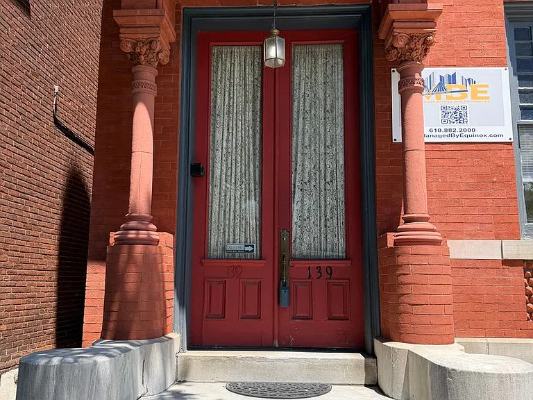 139 E Broad St — Photo 1