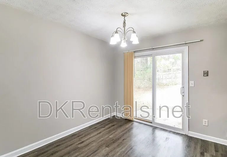 307 Hamilton Glenn — Photo 5
