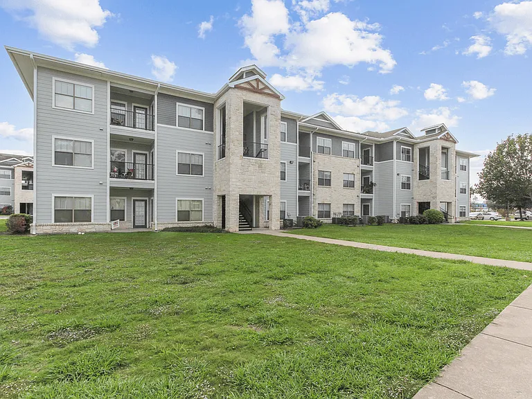 The Villas at Shaver Apartments — Photo 26