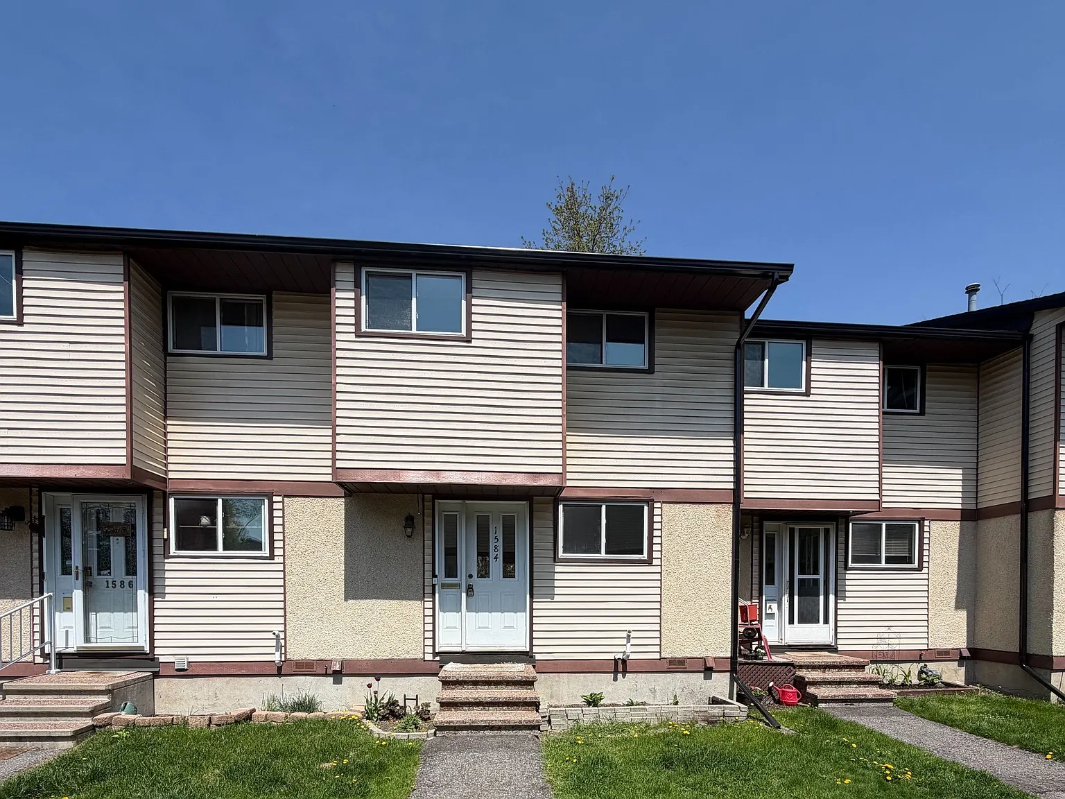 3 bed, $2,400 — Photo 1