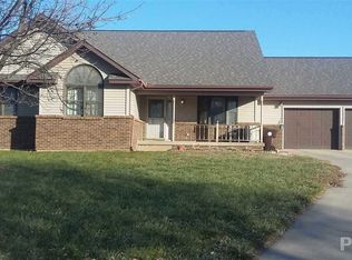 201 Armstrong St, Henry, IL 61537