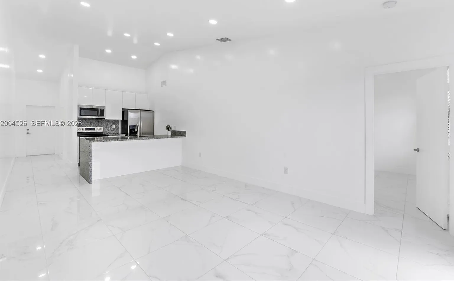 3 bed, 1093 sqft, $3,000 — Photo 4