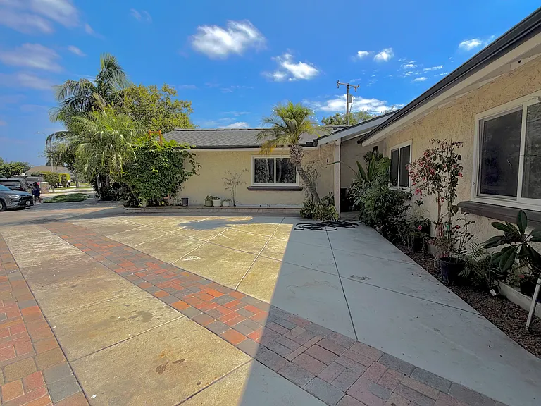 2402 W Brook St — Photo 3