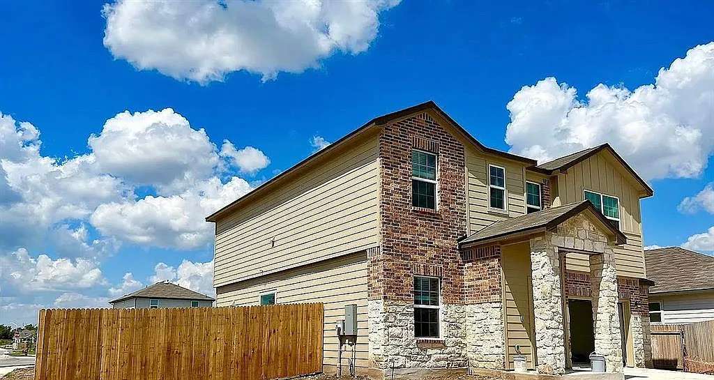 3 bed, 2085 sqft, $2,199 — Photo 2
