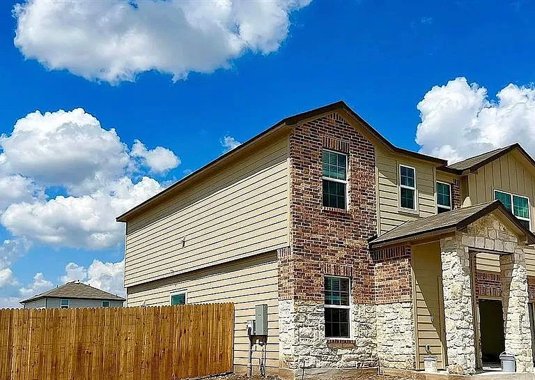 290 Silver Glen Dr — Photo 1