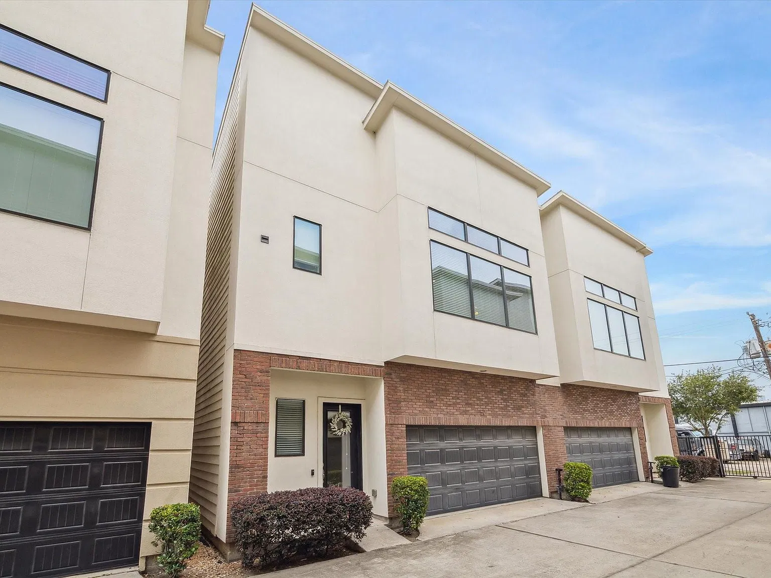 2 bed, 2.5 bath, 1586 sqft, $2,500 — Photo 1