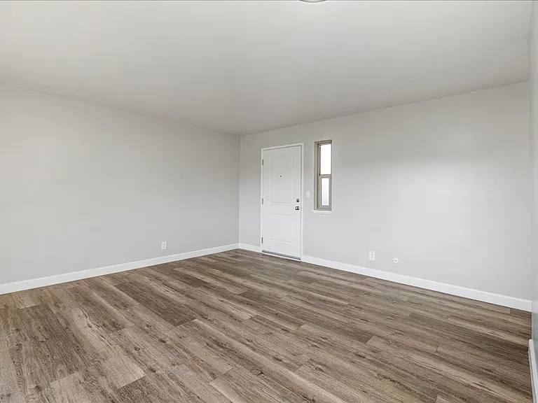 Plaza Apartments — Photo 24