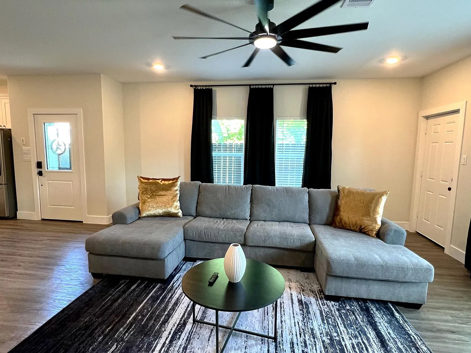 3 bed, 2.5 bath, 2120 sqft, $2,300 — Photo 4