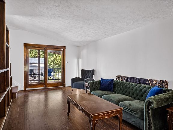 4th image of 19 Ellen Dr