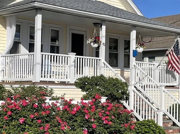 42 Massasoit Ave, Hull, MA 02045