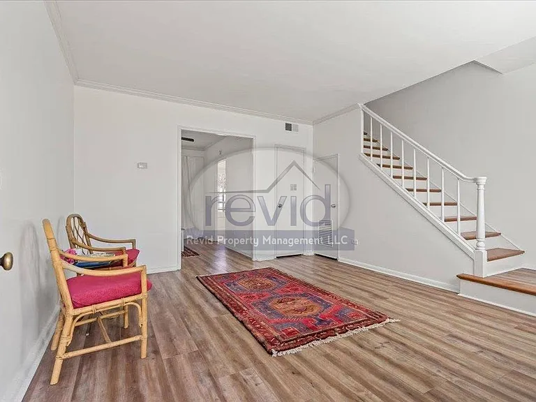 585 E Pkwy S #10 — Photo 3