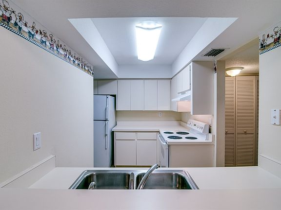 5th image of 2121 Wood St #203A