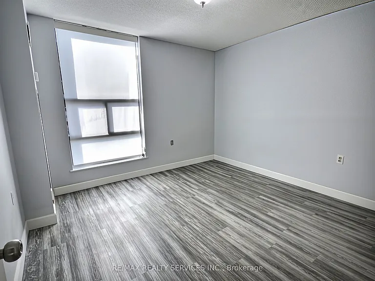 18 Knightsbridge Rd #1812 — Photo 13