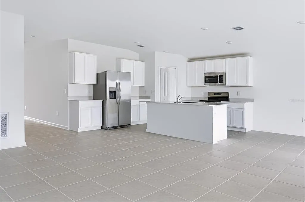4 bed, 2.0 bath, 1824 sqft, $2,100 — Photo 3