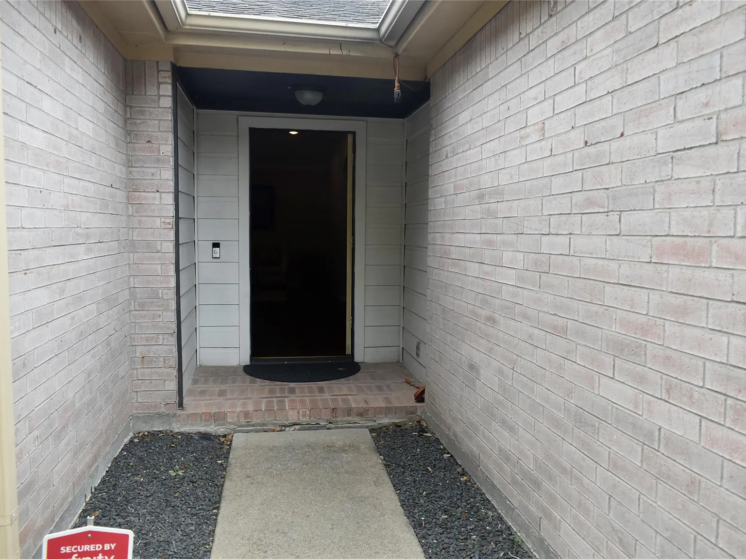 3 bed, 2.0 bath, 1384 sqft, $1,900 — Photo 2