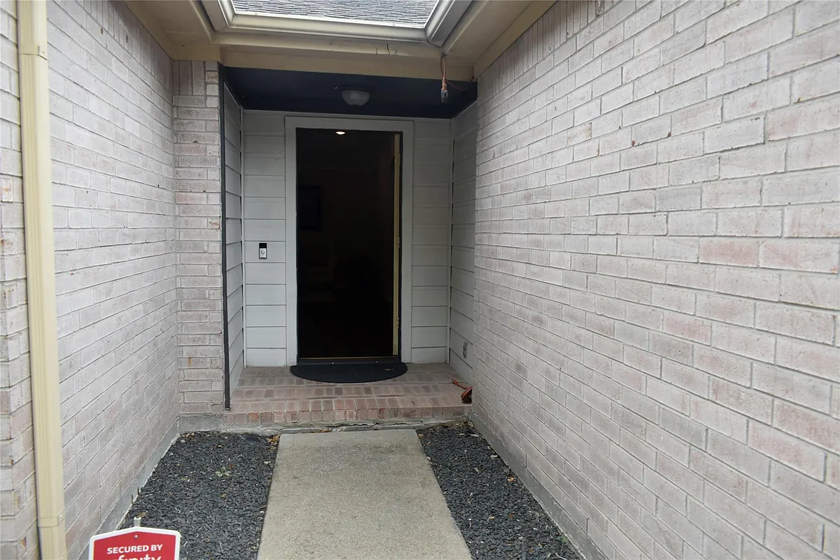 Building Photo - 10519 N Newpark Dr