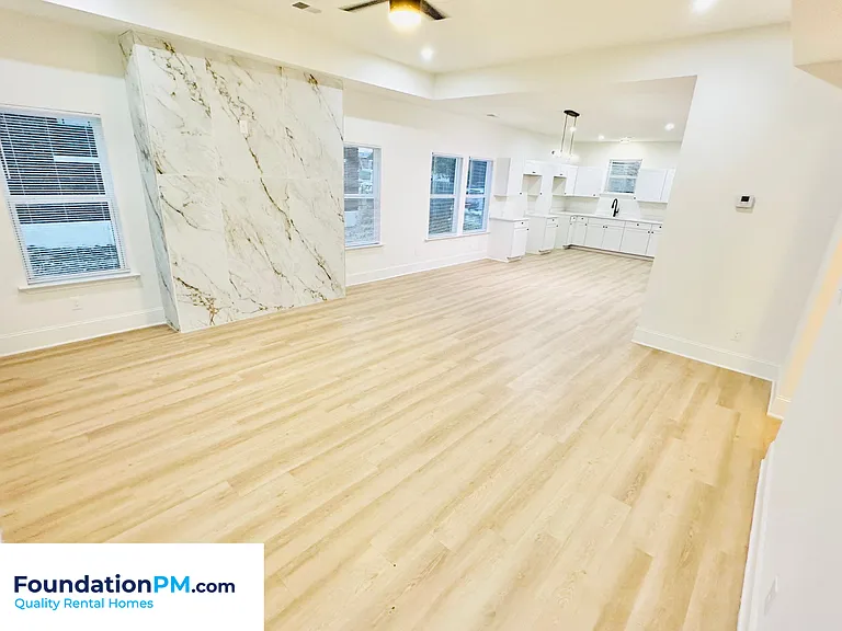 910 Dickinson St — Photo 5