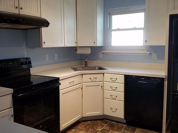 3rd image of 711 Twin Circle Dr