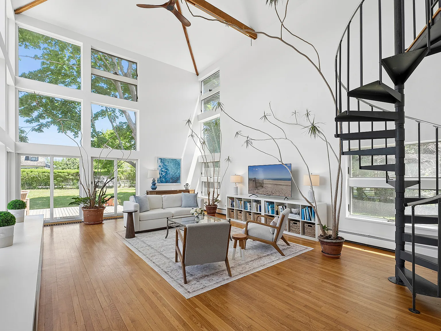 Bridgehampton South of the Highway 4 Bed Contemporary Cottage — Photo 3