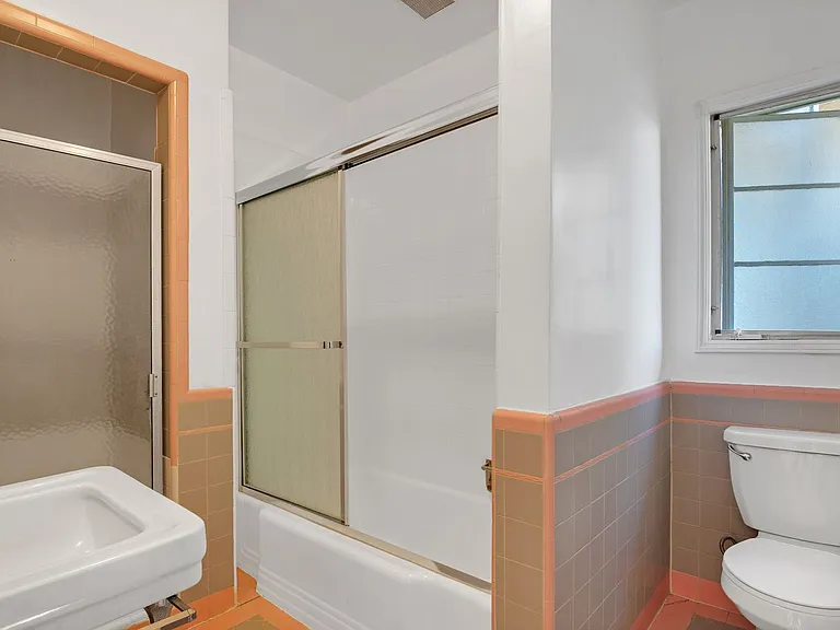 651 Midvale Ave — Photo 10