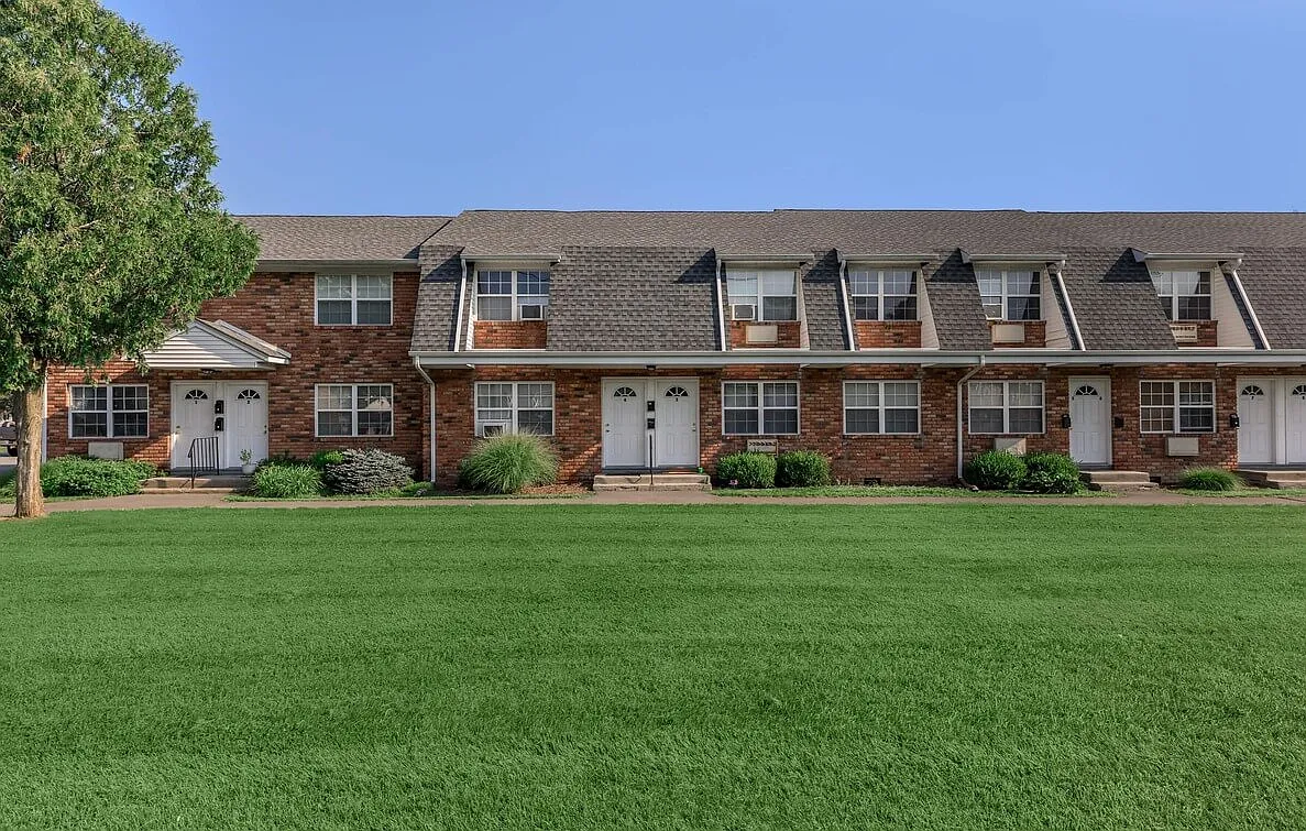 Tudor Gardens Apartments — Photo 1