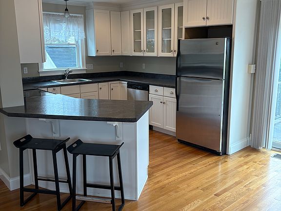 5th image of 210 Derby St